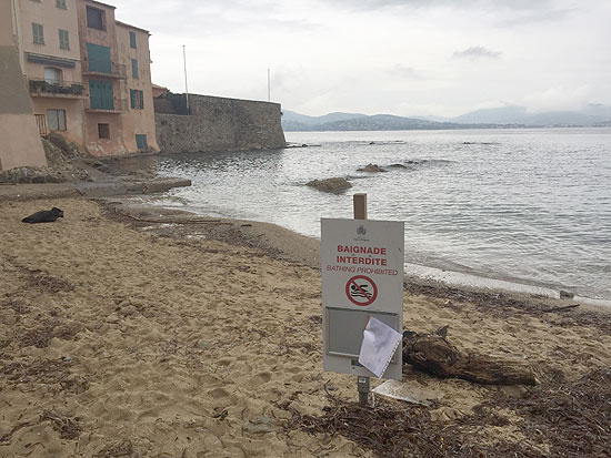 Badeverbot an den Stränden von St. Tropez wegen einer Ölpest nach Schiffsunglück vor Korsika im Oktober 2018 (©Foto: Martin Schmitz)